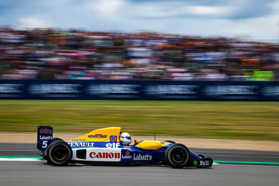 Williams FW14B Nigela Mansella z roku 1992 (v kokpitu Sebastian Vettel)