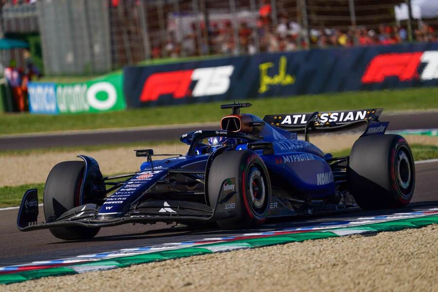 Alex Albon v monopostu FW47 během závodu v Imole 2025
