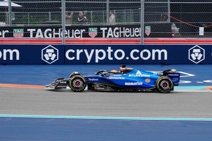 Carlos Sainz v monopostu Williamsu během Miami GP 2025