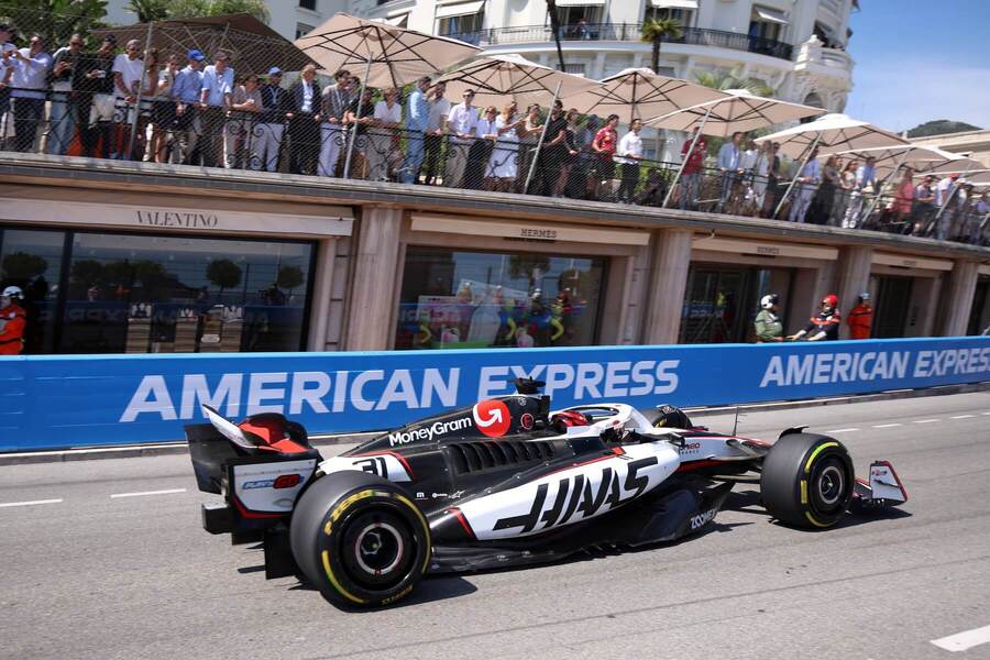 Esteban Ocon v monopostu VF-25 během VC Monaka 2025