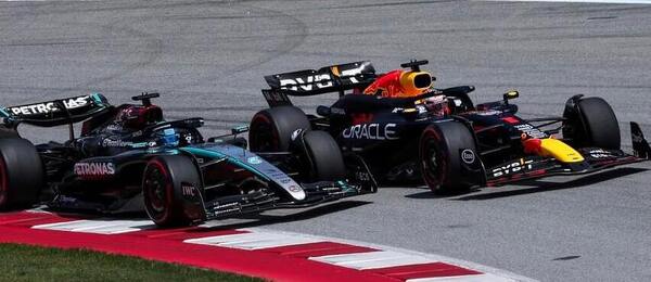 Max Verstappen s Georgem Russellem během GP Španělska 2024
