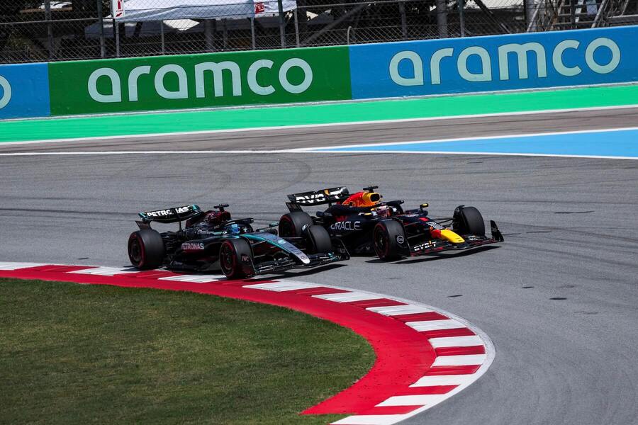 Max Verstappen s Georgem Russellem během GP Španělska 2024