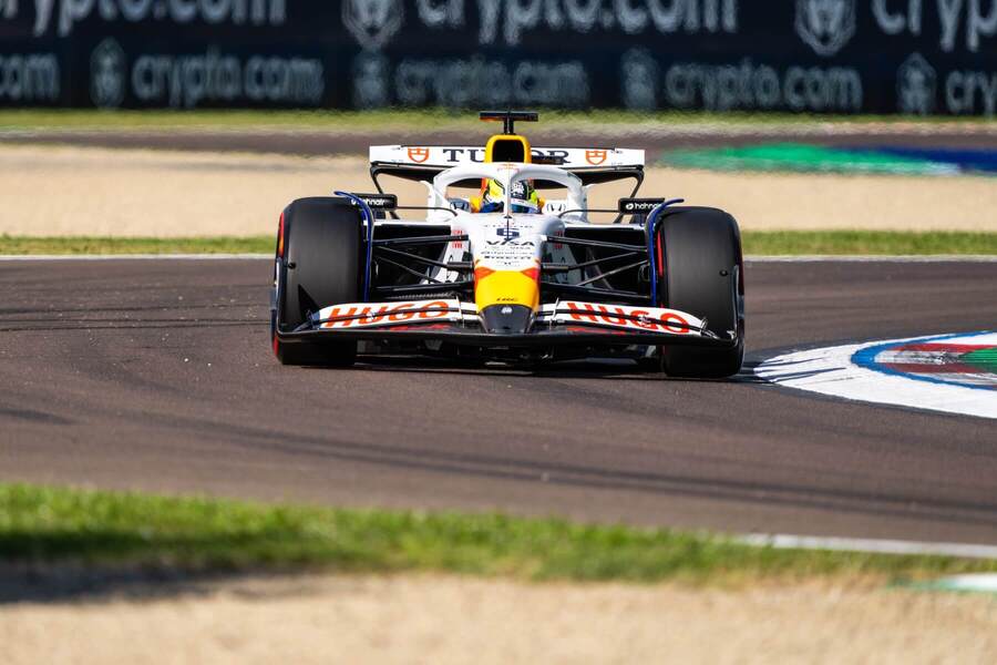 Isak Hadjar v monopostu VCARB 02 během VC Emilia Romagna 2025