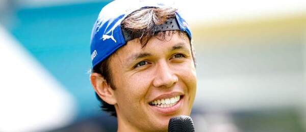 Alex Albon během interview před Velkou cenou Miami 2025