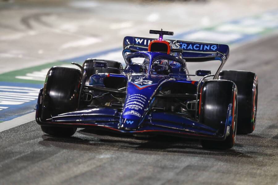 Alex Albon v monopostu Williamsu v roce 2022