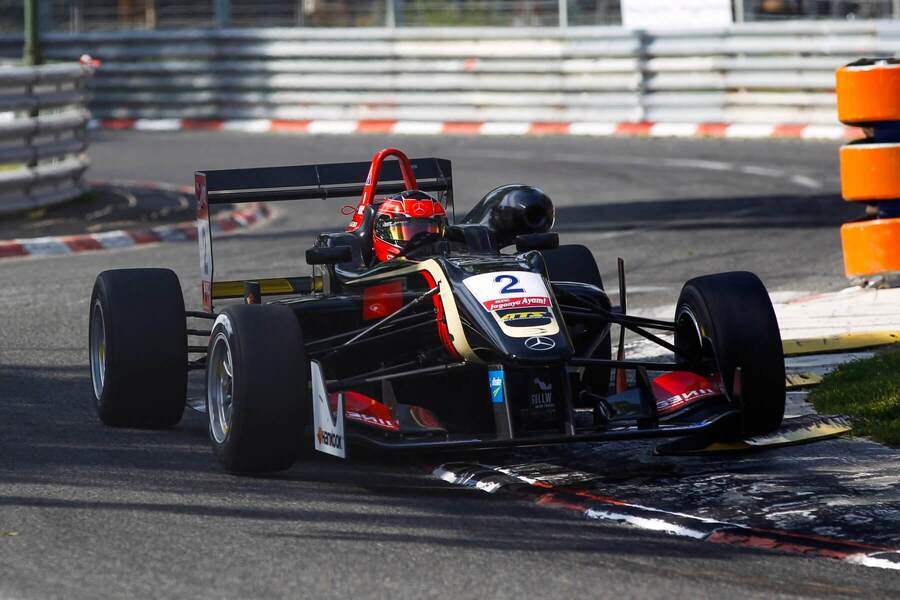 Esteban Ocon v monopostu Prema Powerteam během závodu v Pau