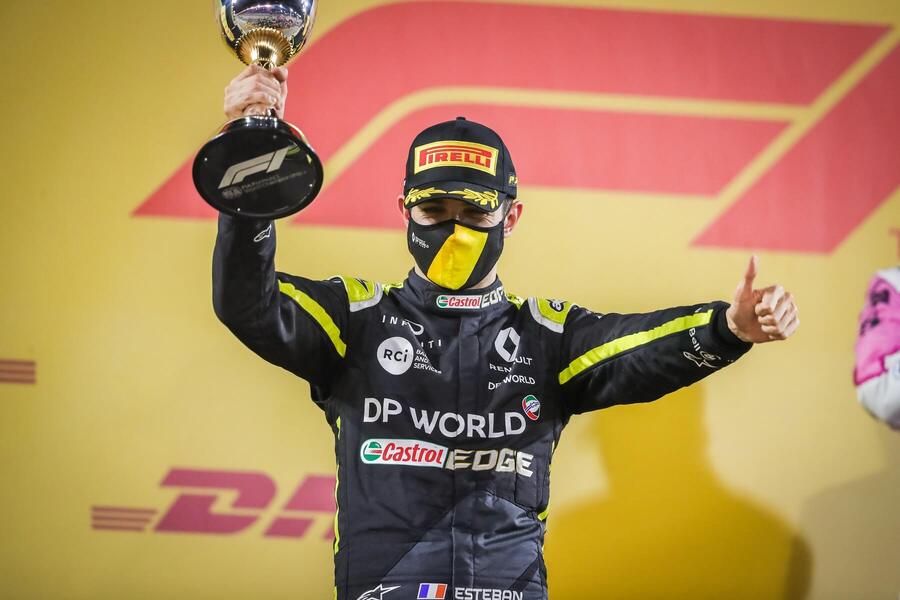 Esteban Ocon radující se z druhého místa po VC Sakhiru 2020