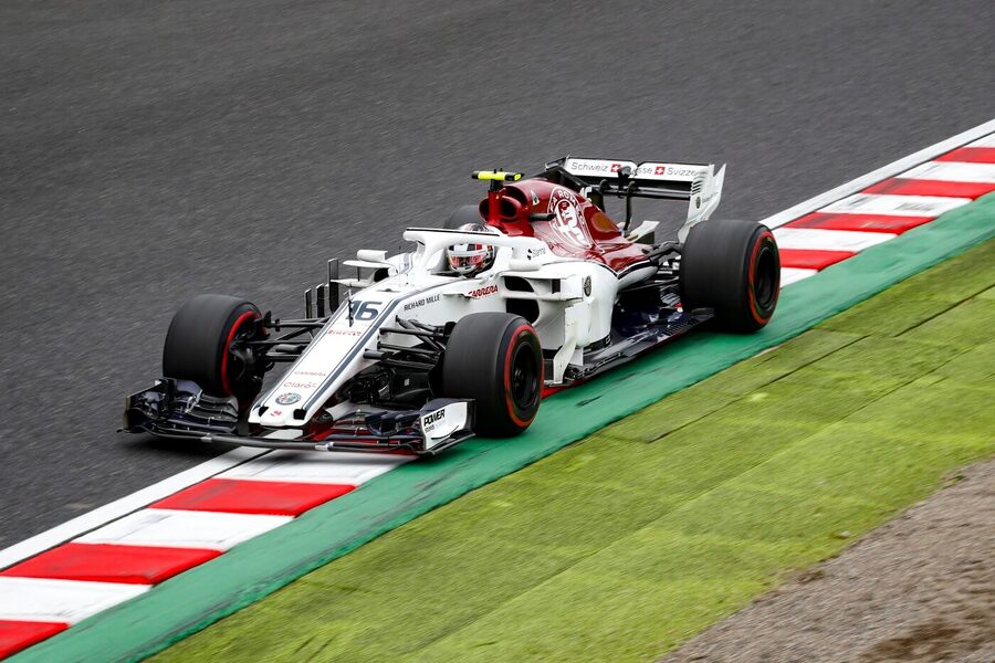 Charles Leclerc v monopostu Alfa Romeo Sauber při VC Japonska 2018