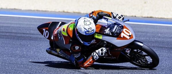 Luca Marini a Alex Márquez v těsném souboji.