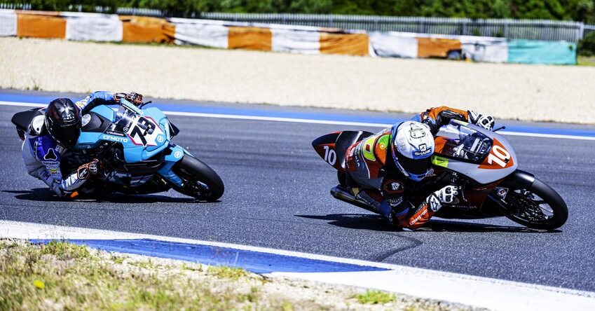 Luca Marini a Alex Márquez v těsném souboji.