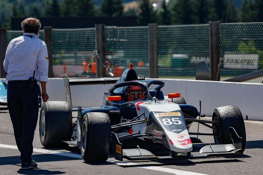 Bortoleto v monopostu stáje R-ace GP