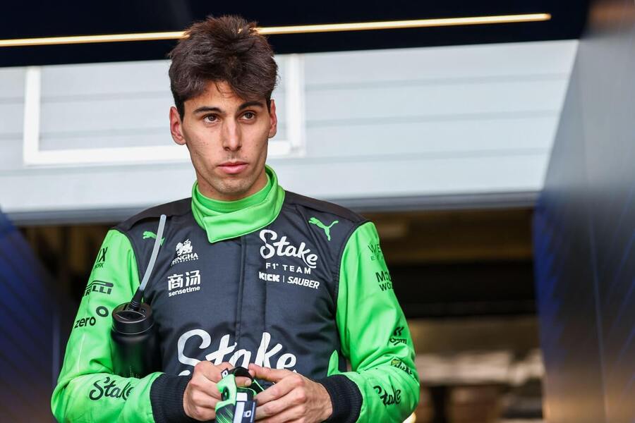 Gabriel Bortoleto v paddocku před VC Číny 2025