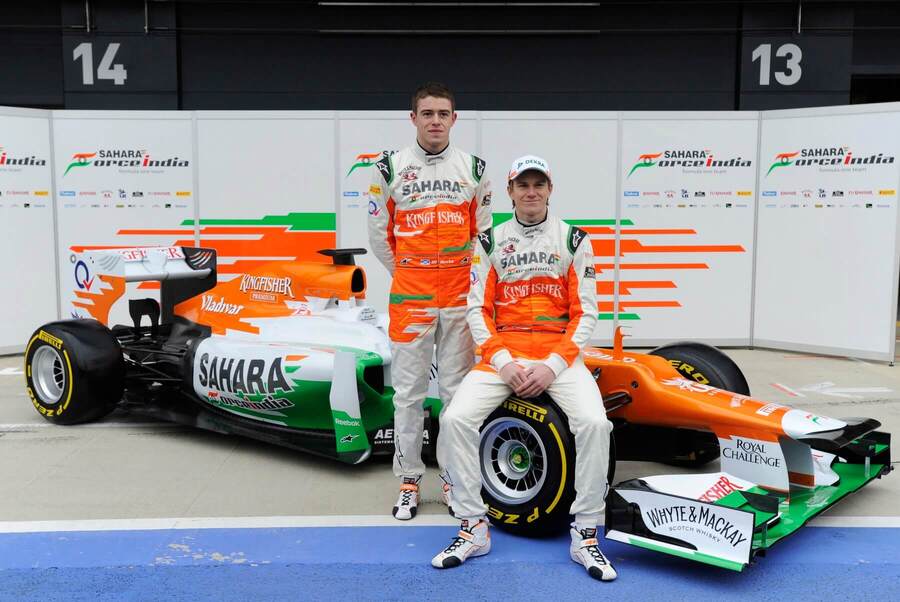 Nico Hülkenberg (dole) s Paulem di Restou u vozu Force India, se kterým závodil v roce 2012