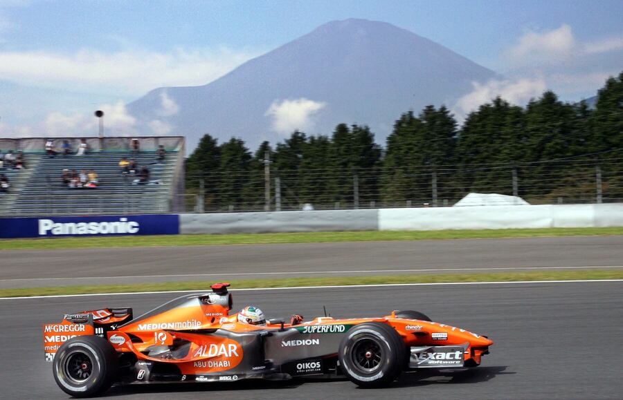 Adrian Sutil v monopostu Spykeru z roku 2007