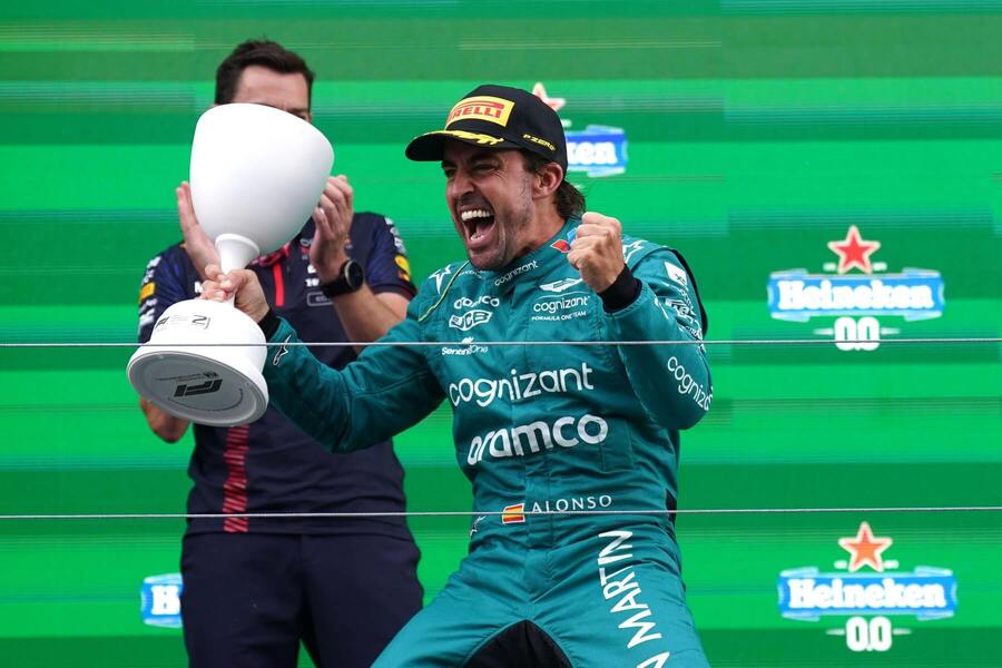 Fernando Alonso radující se z druhého místa po VC Nizozemska