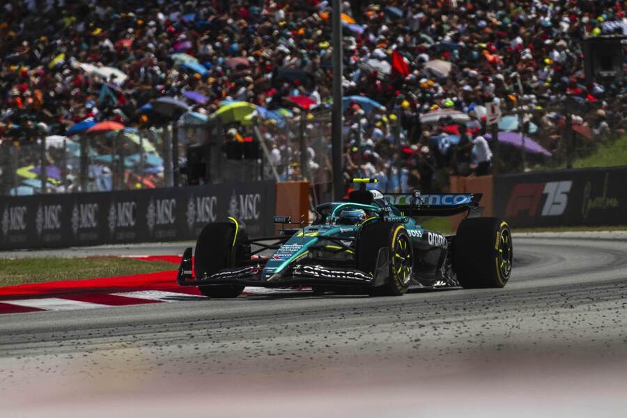 Fernando Alonso ve voze Astonu Martin při VC Španělska 2025