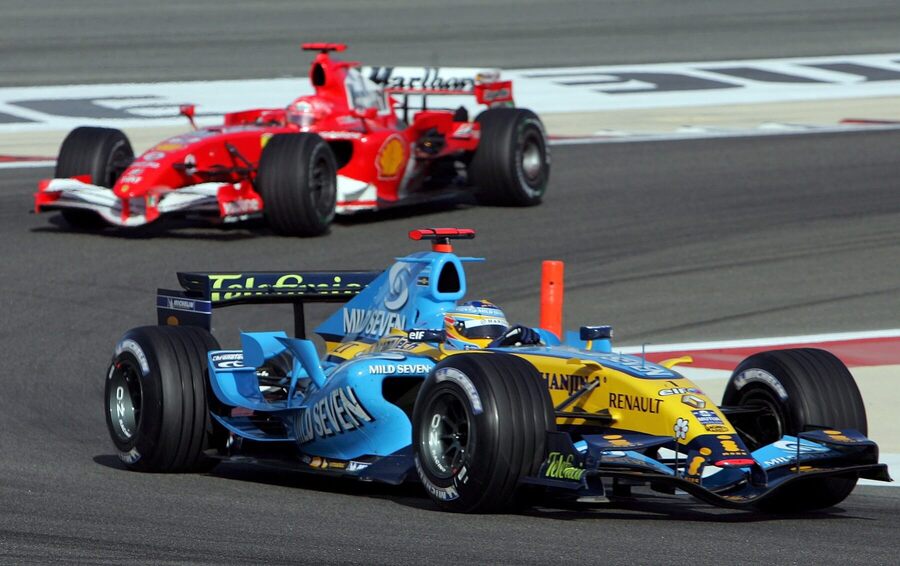 Michael Schumacher stíhá Fernanda Alonsa při VC Bahrajnu 2006