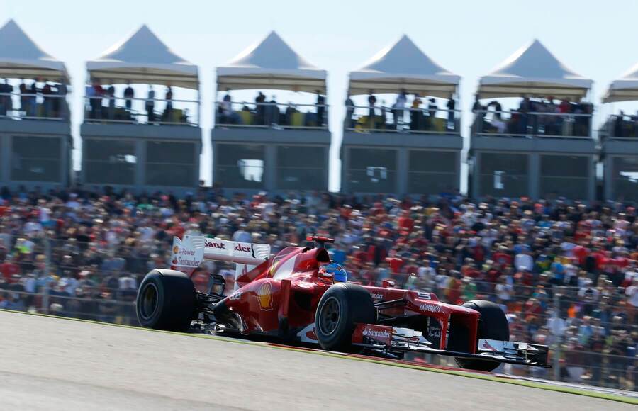 Alonso ve voze Ferrari z roku 2012