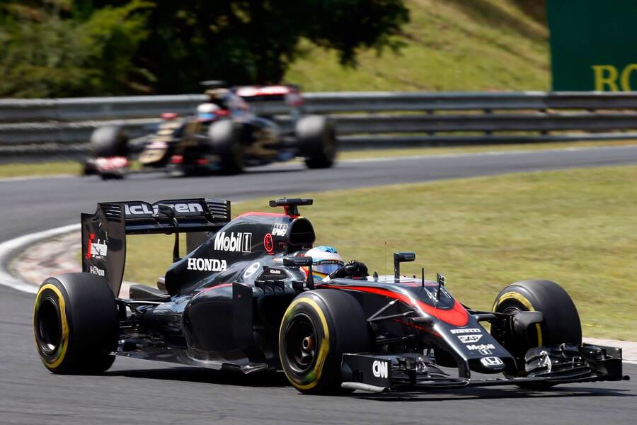 Fernando Alonso v monopostu McLarenu z roku 2015