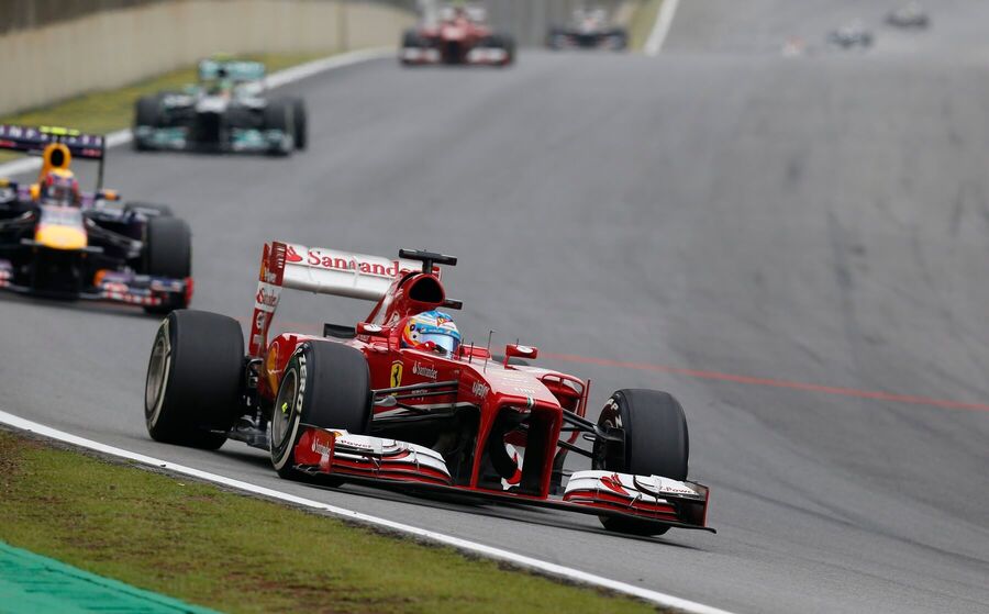 Alonso ve voze Ferrari z roku 2013