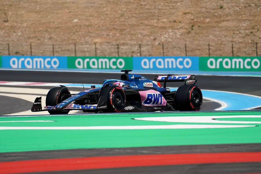 Fernando Alonso ve voze Alpine z roku 2021