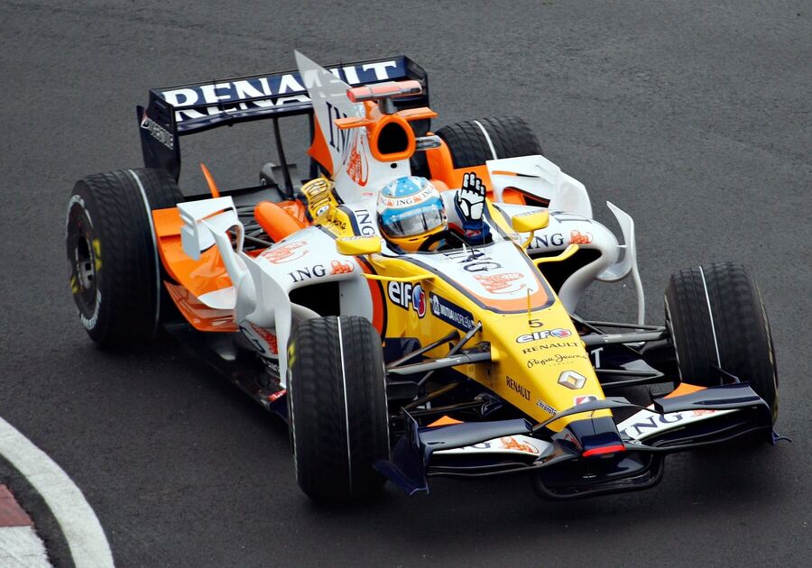 Fernando Alonso ve voze Renaultu z roku 2008