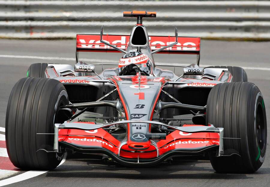Alonso ve voze McLarenu z roku 2007