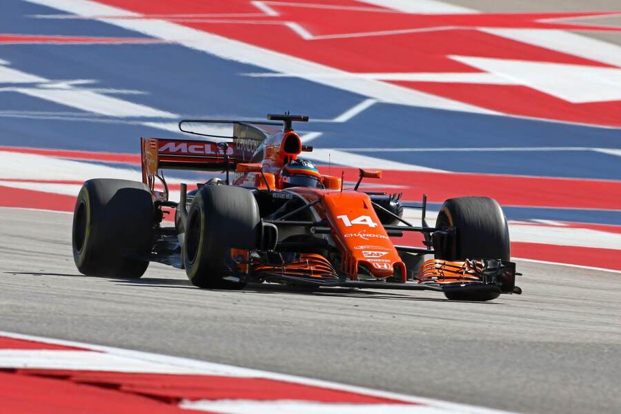 Fernando Alonso v monopostu McLarenu z roku 2017