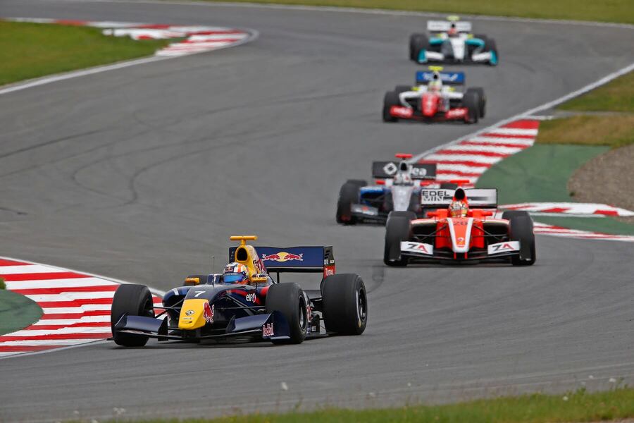 Pierre Gasly (vpředu) v monopostu Arden Motorsport z roku 2014