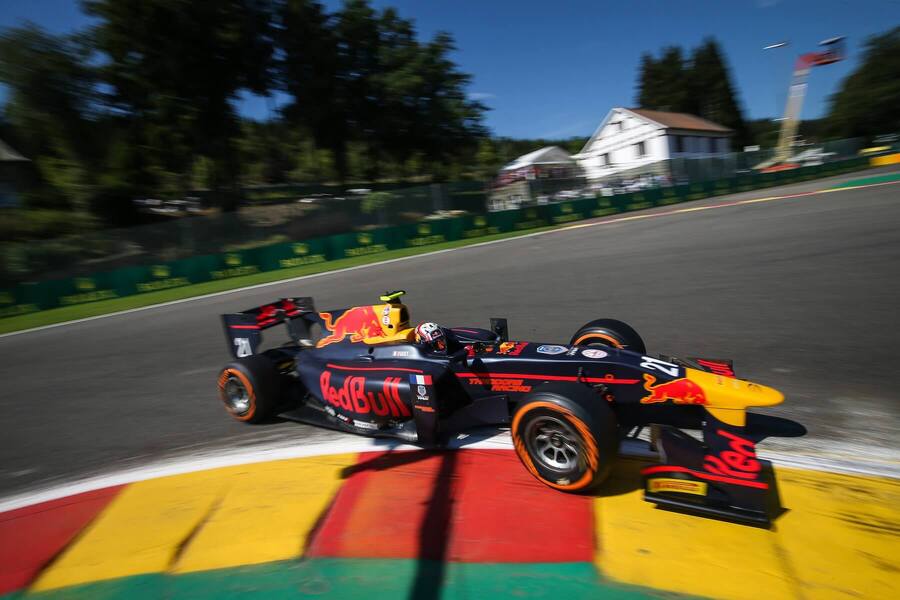 Pierre Gasly v závodě GP2 ve Spa