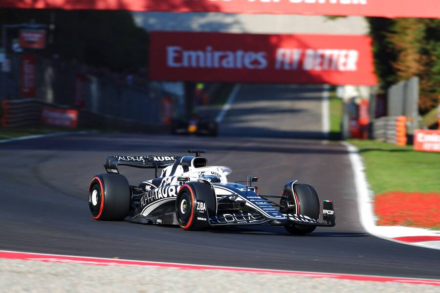 Pierre Gasly v monopostu Aplha Tauri z roku 2022