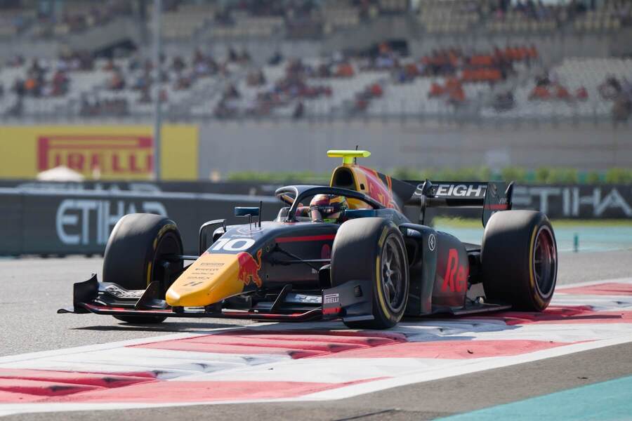 Isack Hadjar ve voze Hitech GP z roku 2022