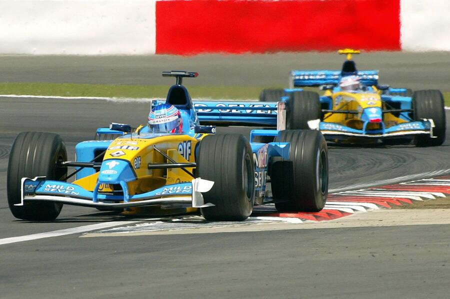 Jenson Button (vpředu) a Jarno Trulli v monopostu Renaultu z roku 2002