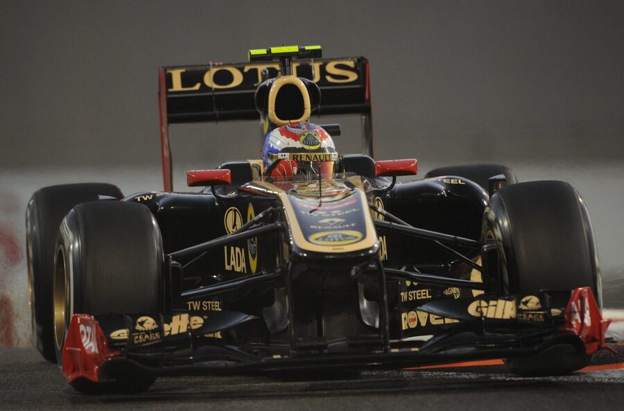 Vitaly Petrov v monopostu Lotus Renault z roku 2011