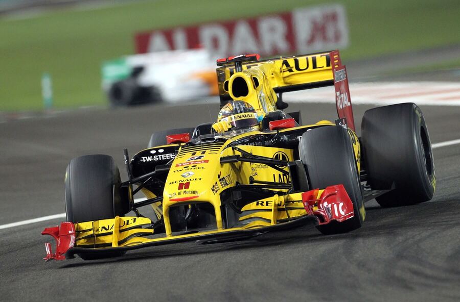 Robert Kubica v monopostu Renaultu z roku 2010