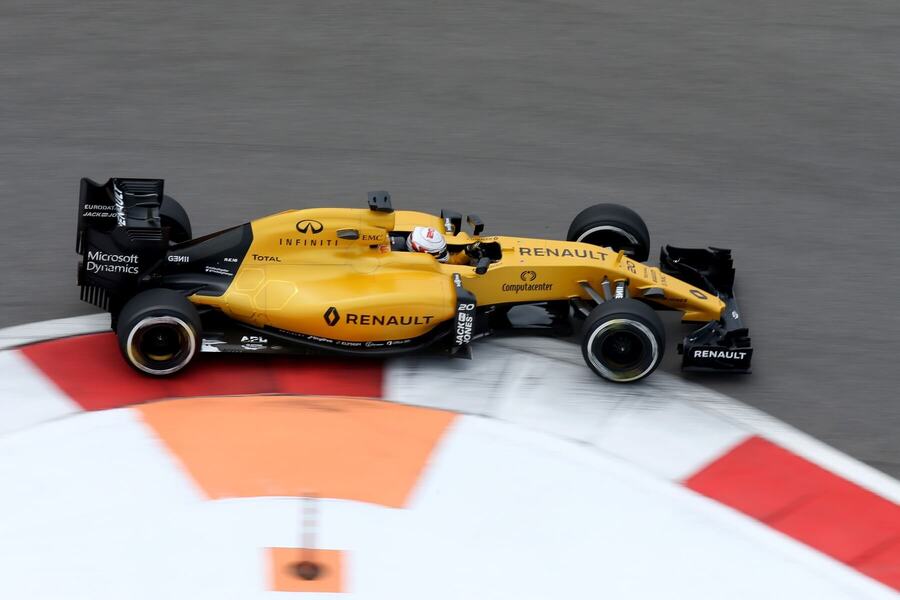 Kevin Magnussen v monopostu Renaultu z roku 2016