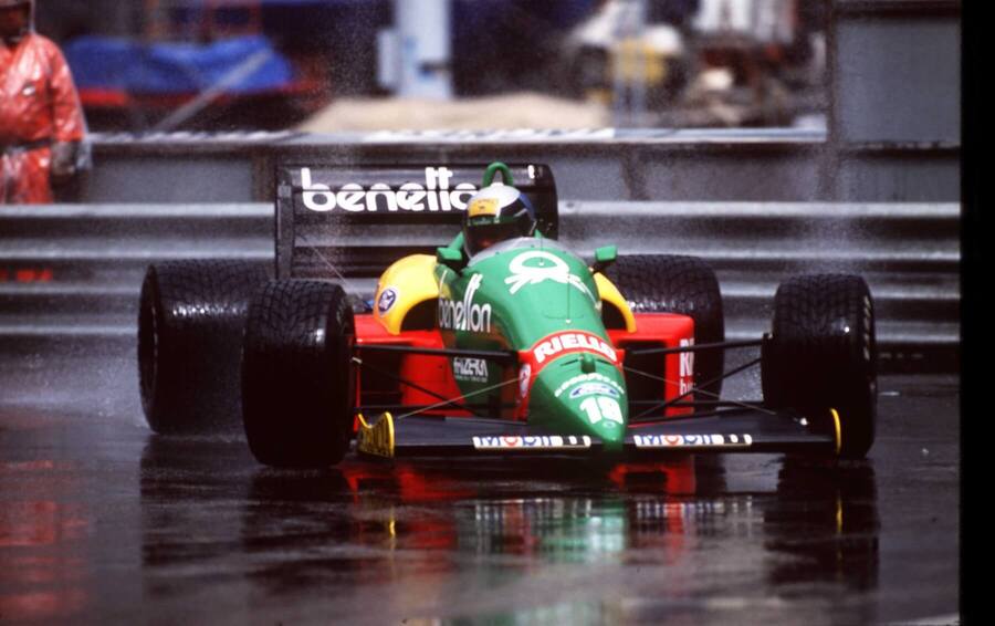 Alessandro Nannini v monopostu Benettonu z roku 1988