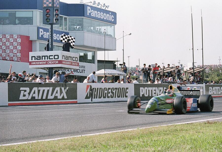 Benetton Nelsona Piqueta projíždí cílem při GP Japonska 1990