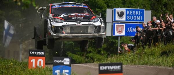 Typický prvek trati na Rally Finland - skok. Na snímku domácí závodník Kalle Rovanpera (fotka z roku 2024)