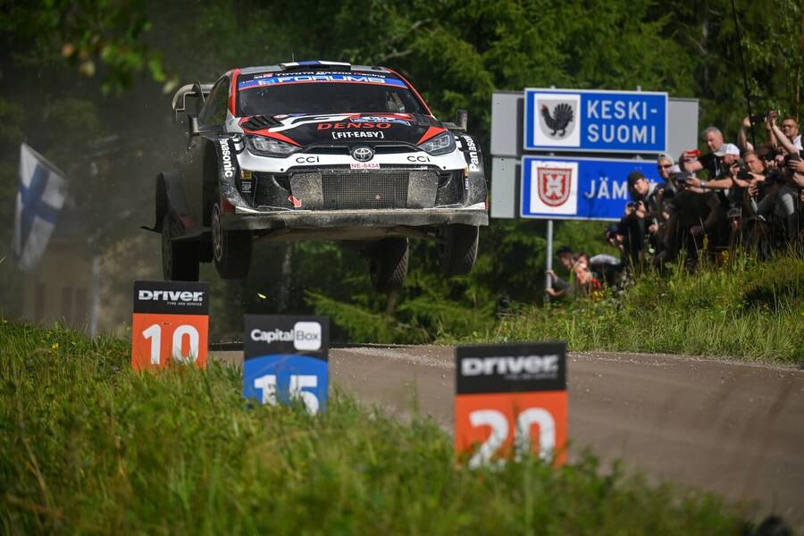 Typický prvek trati na Rally Finland - skok. Na snímku domácí závodník Kalle Rovanpera (fotka z roku 2024)