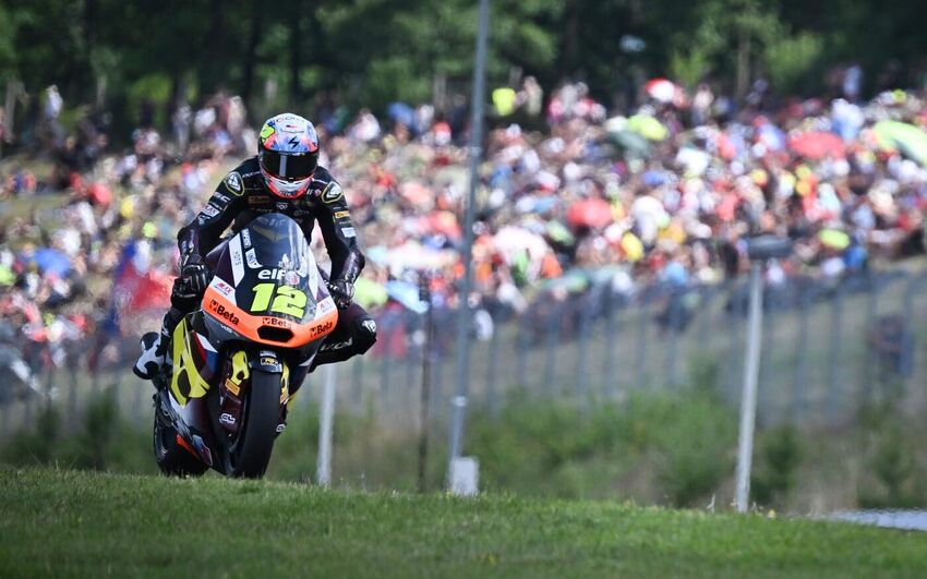 Český závodník Filip Salač v Moto2.