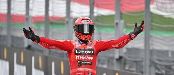 Marc Márquez se raduje z vítězství ve VC Rakouska 2025