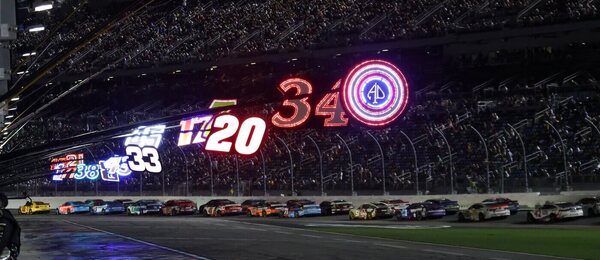 Jezdci závodní série NASCAR na trati Daytona International Speedway v závěru sezóny 2025.