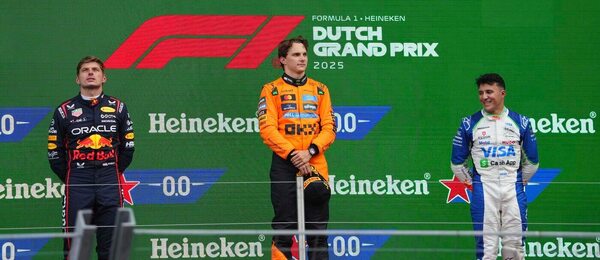 Oscar Piastri, Max Verstappen a Isack Hadjar na pódiu po VC Nizozemska