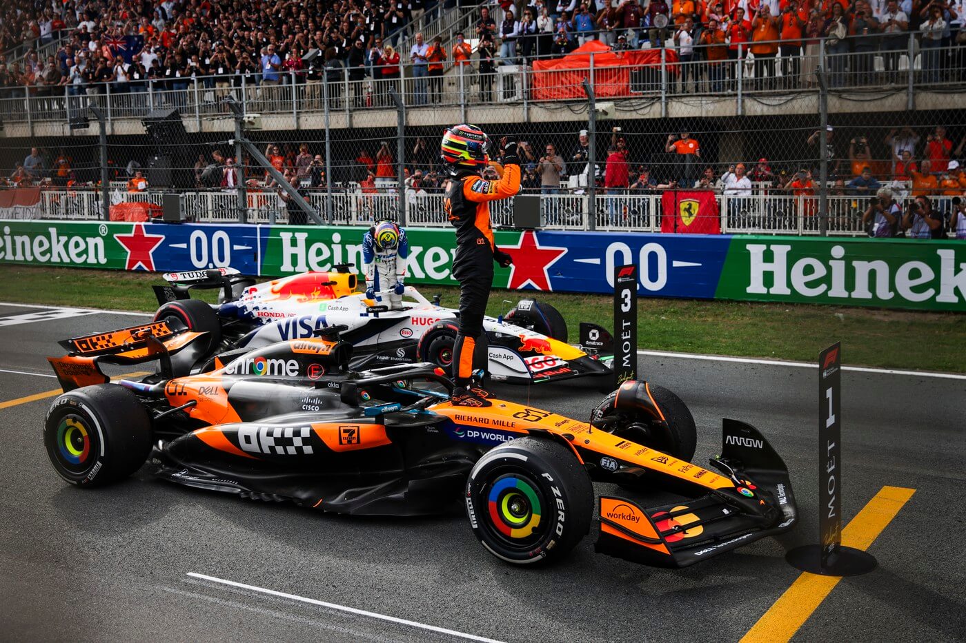 Oscar Piastri (vpředu) a Isack Hadjar patřili k vítězům VC Nizozemska F1 2025