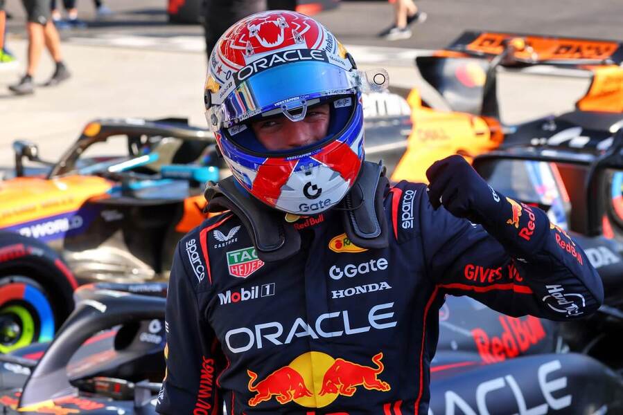 Max Verstappen se raduje po zisku pole position v Monze 2025