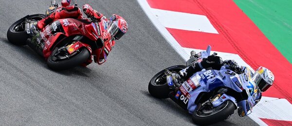 Marc Márquez pronásleduje svého bratra Álexe při závodu MotoGP v Katalánsku
