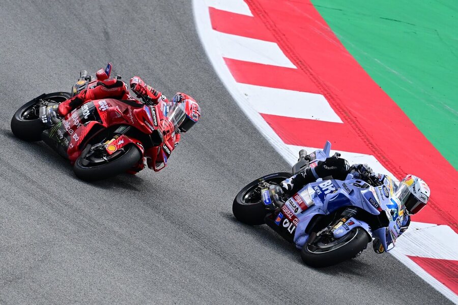 Marc Márquez pronásleduje svého bratra Álexe při závodu MotoGP v Katalánsku