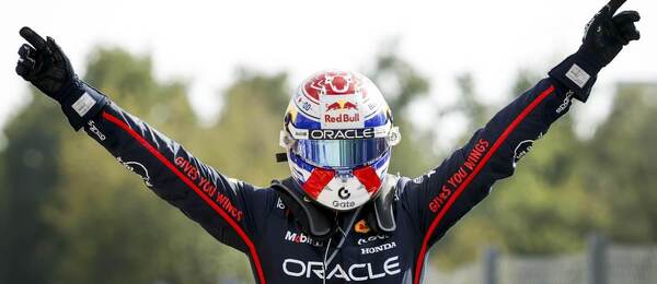 Max Verstappen se raduje po vítězství ve Velké ceně Itálie F1
