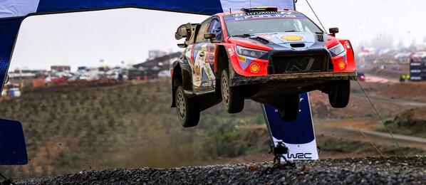 WRC Rally Chile, Thierry Neuville skáče se svým Hyundaiem i20 N Rally1 (foto z roku 2024)